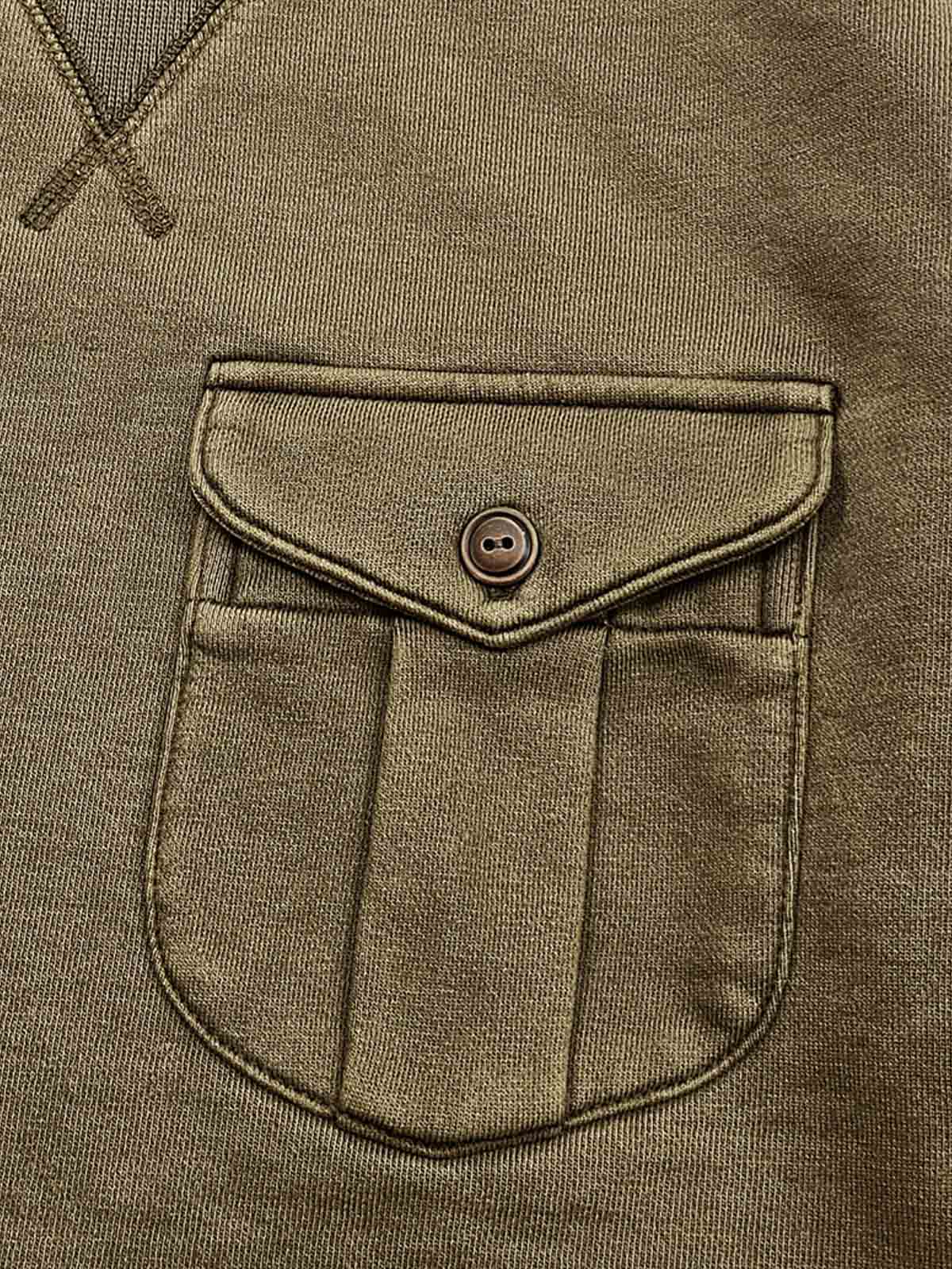 製品画像
硫化染めとウォッシュ加工が施されたアメリカンヴィンテージスタイルのスウェットの正面全体画像。100%コットン素材とクラシックなデザインが特徴。
詳細画像
バーナー仕上げの牛角ボタン、ウォッシュ加工による独特なテクスチャ、リブ仕様の袖口と裾をクローズアップした画像。ヴィンテージ感と高い耐久性を強調したディテール。