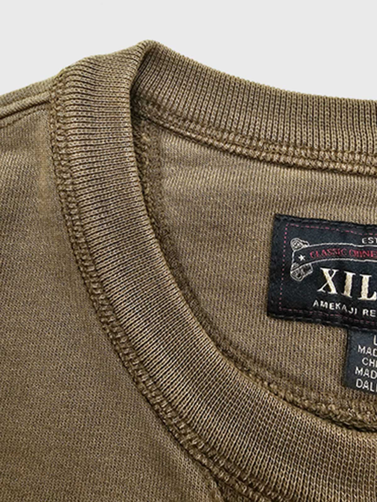 製品画像
硫化染めとウォッシュ加工が施されたアメリカンヴィンテージスタイルのスウェットの正面全体画像。100%コットン素材とクラシックなデザインが特徴。
詳細画像
バーナー仕上げの牛角ボタン、ウォッシュ加工による独特なテクスチャ、リブ仕様の袖口と裾をクローズアップした画像。ヴィンテージ感と高い耐久性を強調したディテール。