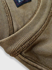 製品画像
硫化染めとウォッシュ加工が施されたアメリカンヴィンテージスタイルのスウェットの正面全体画像。100%コットン素材とクラシックなデザインが特徴。
詳細画像
バーナー仕上げの牛角ボタン、ウォッシュ加工による独特なテクスチャ、リブ仕様の袖口と裾をクローズアップした画像。ヴィンテージ感と高い耐久性を強調したディテール。