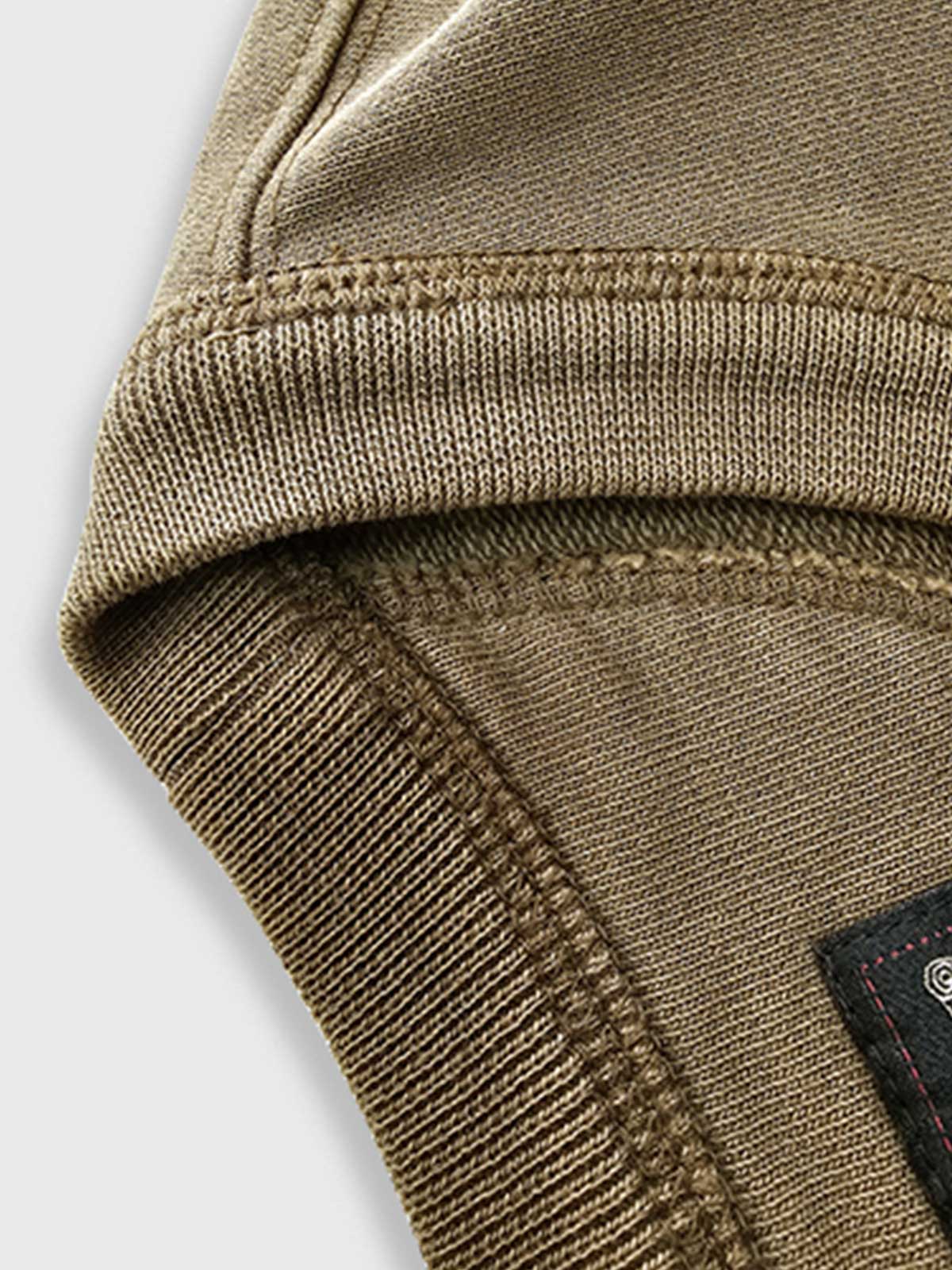 製品画像
硫化染めとウォッシュ加工が施されたアメリカンヴィンテージスタイルのスウェットの正面全体画像。100%コットン素材とクラシックなデザインが特徴。
詳細画像
バーナー仕上げの牛角ボタン、ウォッシュ加工による独特なテクスチャ、リブ仕様の袖口と裾をクローズアップした画像。ヴィンテージ感と高い耐久性を強調したディテール。