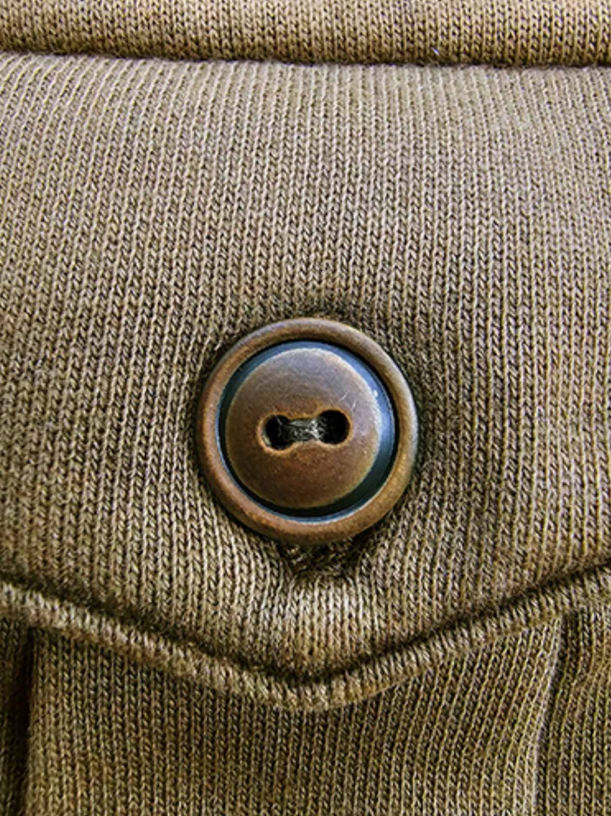 製品画像
硫化染めとウォッシュ加工が施されたアメリカンヴィンテージスタイルのスウェットの正面全体画像。100%コットン素材とクラシックなデザインが特徴。
詳細画像
バーナー仕上げの牛角ボタン、ウォッシュ加工による独特なテクスチャ、リブ仕様の袖口と裾をクローズアップした画像。ヴィンテージ感と高い耐久性を強調したディテール。