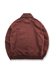 製品画像
クラシックなタートルネックデザインのヘビーウェイト コットン スウェットシャツの正面全体画像。防風性と保温性を兼ね備えたヴィンテージスタイルが特徴。
詳細画像
胸元のフラップポケットと天然果実ボタン、リブ仕様の裾と袖口のディテールをクローズアップした画像。上質なコットン素材と繊細な仕上げを強調。