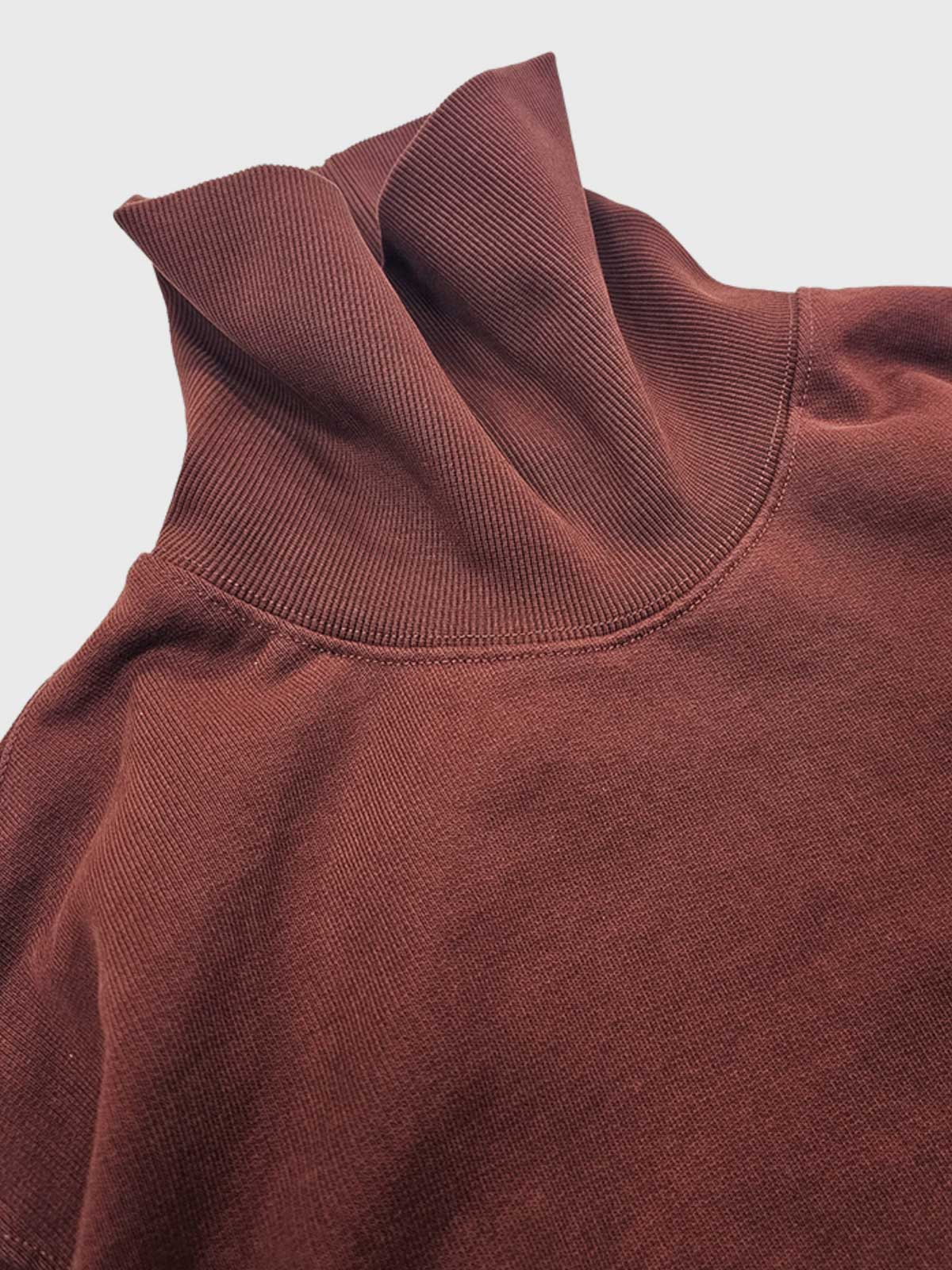 製品画像
クラシックなタートルネックデザインのヘビーウェイト コットン スウェットシャツの正面全体画像。防風性と保温性を兼ね備えたヴィンテージスタイルが特徴。
詳細画像
胸元のフラップポケットと天然果実ボタン、リブ仕様の裾と袖口のディテールをクローズアップした画像。上質なコットン素材と繊細な仕上げを強調。