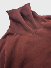 製品画像
クラシックなタートルネックデザインのヘビーウェイト コットン スウェットシャツの正面全体画像。防風性と保温性を兼ね備えたヴィンテージスタイルが特徴。
詳細画像
胸元のフラップポケットと天然果実ボタン、リブ仕様の裾と袖口のディテールをクローズアップした画像。上質なコットン素材と繊細な仕上げを強調。