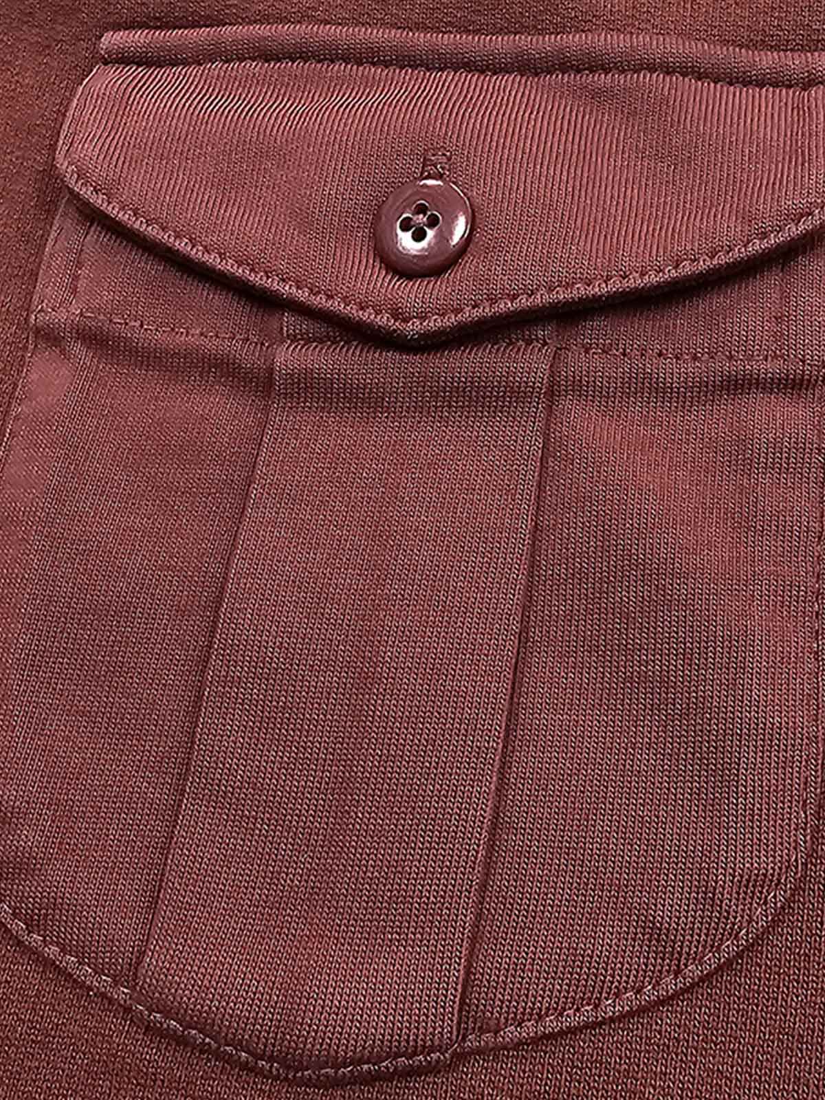 製品画像
クラシックなタートルネックデザインのヘビーウェイト コットン スウェットシャツの正面全体画像。防風性と保温性を兼ね備えたヴィンテージスタイルが特徴。
詳細画像
胸元のフラップポケットと天然果実ボタン、リブ仕様の裾と袖口のディテールをクローズアップした画像。上質なコットン素材と繊細な仕上げを強調。