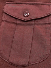 製品画像
クラシックなタートルネックデザインのヘビーウェイト コットン スウェットシャツの正面全体画像。防風性と保温性を兼ね備えたヴィンテージスタイルが特徴。
詳細画像
胸元のフラップポケットと天然果実ボタン、リブ仕様の裾と袖口のディテールをクローズアップした画像。上質なコットン素材と繊細な仕上げを強調。