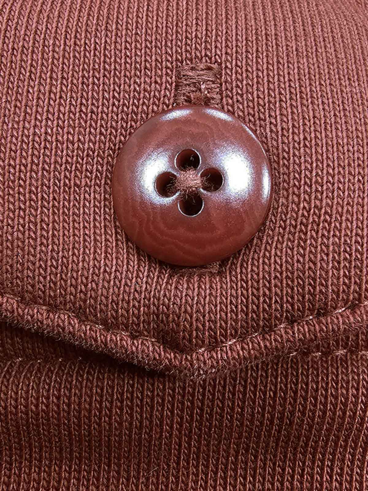 製品画像
クラシックなタートルネックデザインのヘビーウェイト コットン スウェットシャツの正面全体画像。防風性と保温性を兼ね備えたヴィンテージスタイルが特徴。
詳細画像
胸元のフラップポケットと天然果実ボタン、リブ仕様の裾と袖口のディテールをクローズアップした画像。上質なコットン素材と繊細な仕上げを強調。