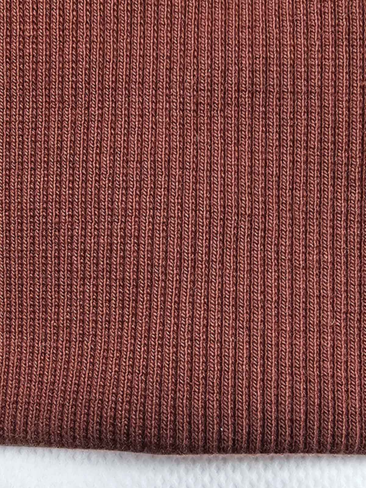 製品画像
クラシックなタートルネックデザインのヘビーウェイト コットン スウェットシャツの正面全体画像。防風性と保温性を兼ね備えたヴィンテージスタイルが特徴。
詳細画像
胸元のフラップポケットと天然果実ボタン、リブ仕様の裾と袖口のディテールをクローズアップした画像。上質なコットン素材と繊細な仕上げを強調。