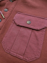 製品画像
クラシックなヘンリーネックとフードデザインが融合したアメリカンヴィンテージ風のフード付きパーカーの正面全体画像。高品質なオールコットン素材と実用的なディテールが特徴。
詳細画像
天然の本角ボタンと胸ポケットのデザイン、リブ仕様の袖口と裾のディテールをクローズアップした画像。ヴィンテージ感と耐久性を兼ね備えた仕上がり。