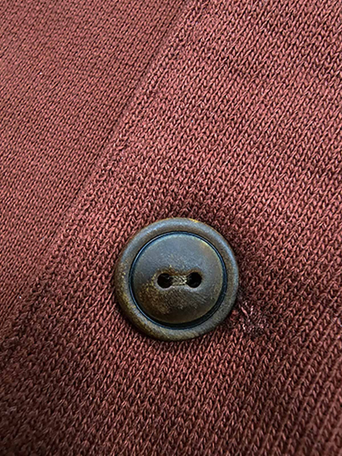 製品画像
クラシックなヘンリーネックとフードデザインが融合したアメリカンヴィンテージ風のフード付きパーカーの正面全体画像。高品質なオールコットン素材と実用的なディテールが特徴。
詳細画像
天然の本角ボタンと胸ポケットのデザイン、リブ仕様の袖口と裾のディテールをクローズアップした画像。ヴィンテージ感と耐久性を兼ね備えた仕上がり。