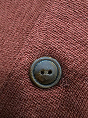 製品画像
クラシックなヘンリーネックとフードデザインが融合したアメリカンヴィンテージ風のフード付きパーカーの正面全体画像。高品質なオールコットン素材と実用的なディテールが特徴。
詳細画像
天然の本角ボタンと胸ポケットのデザイン、リブ仕様の袖口と裾のディテールをクローズアップした画像。ヴィンテージ感と耐久性を兼ね備えた仕上がり。