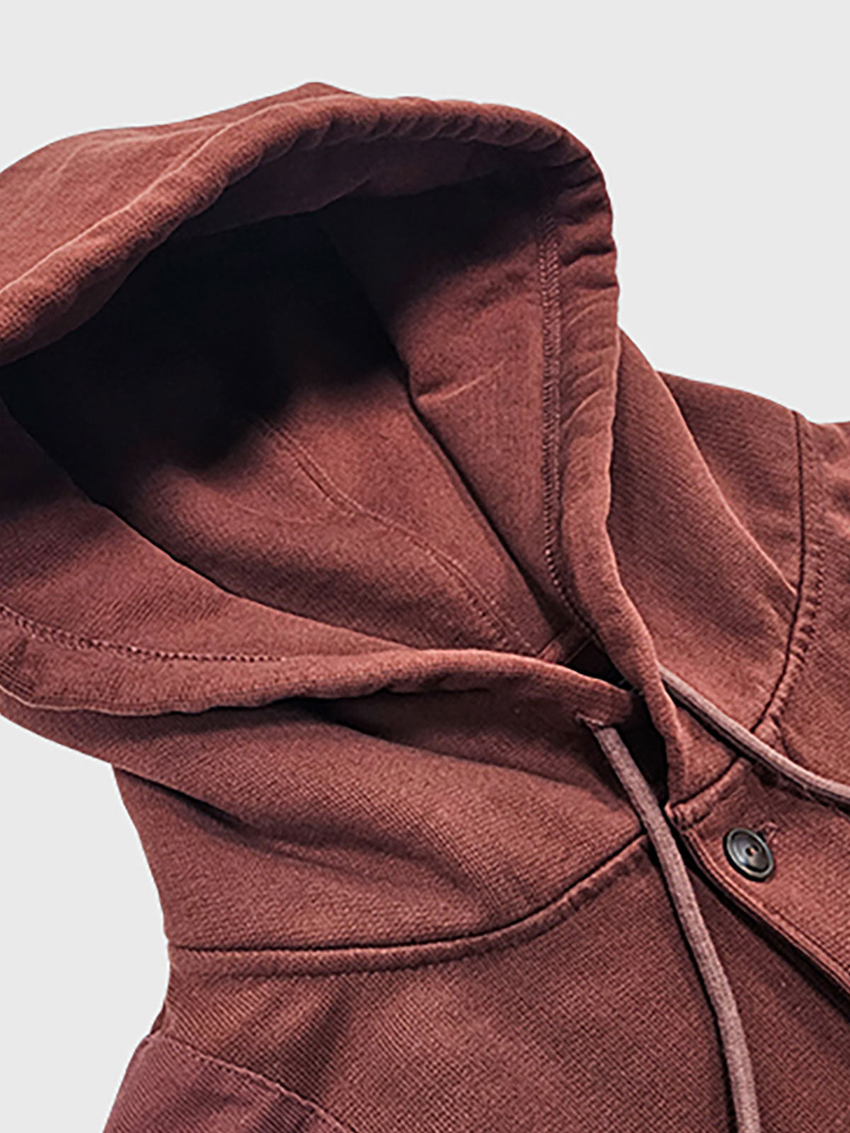 製品画像
クラシックなヘンリーネックとフードデザインが融合したアメリカンヴィンテージ風のフード付きパーカーの正面全体画像。高品質なオールコットン素材と実用的なディテールが特徴。
詳細画像
天然の本角ボタンと胸ポケットのデザイン、リブ仕様の袖口と裾のディテールをクローズアップした画像。ヴィンテージ感と耐久性を兼ね備えた仕上がり。