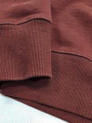 製品画像
クラシックなヘンリーネックとフードデザインが融合したアメリカンヴィンテージ風のフード付きパーカーの正面全体画像。高品質なオールコットン素材と実用的なディテールが特徴。
詳細画像
天然の本角ボタンと胸ポケットのデザイン、リブ仕様の袖口と裾のディテールをクローズアップした画像。ヴィンテージ感と耐久性を兼ね備えた仕上がり。