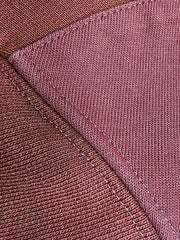 製品画像
クラシックなヘンリーネックとフードデザインが融合したアメリカンヴィンテージ風のフード付きパーカーの正面全体画像。高品質なオールコットン素材と実用的なディテールが特徴。
詳細画像
天然の本角ボタンと胸ポケットのデザイン、リブ仕様の袖口と裾のディテールをクローズアップした画像。ヴィンテージ感と耐久性を兼ね備えた仕上がり。