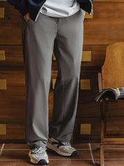 グレーとダークカラーの2色展開のイージーパンツ、軽やかなナイロン生地で仕立てられている