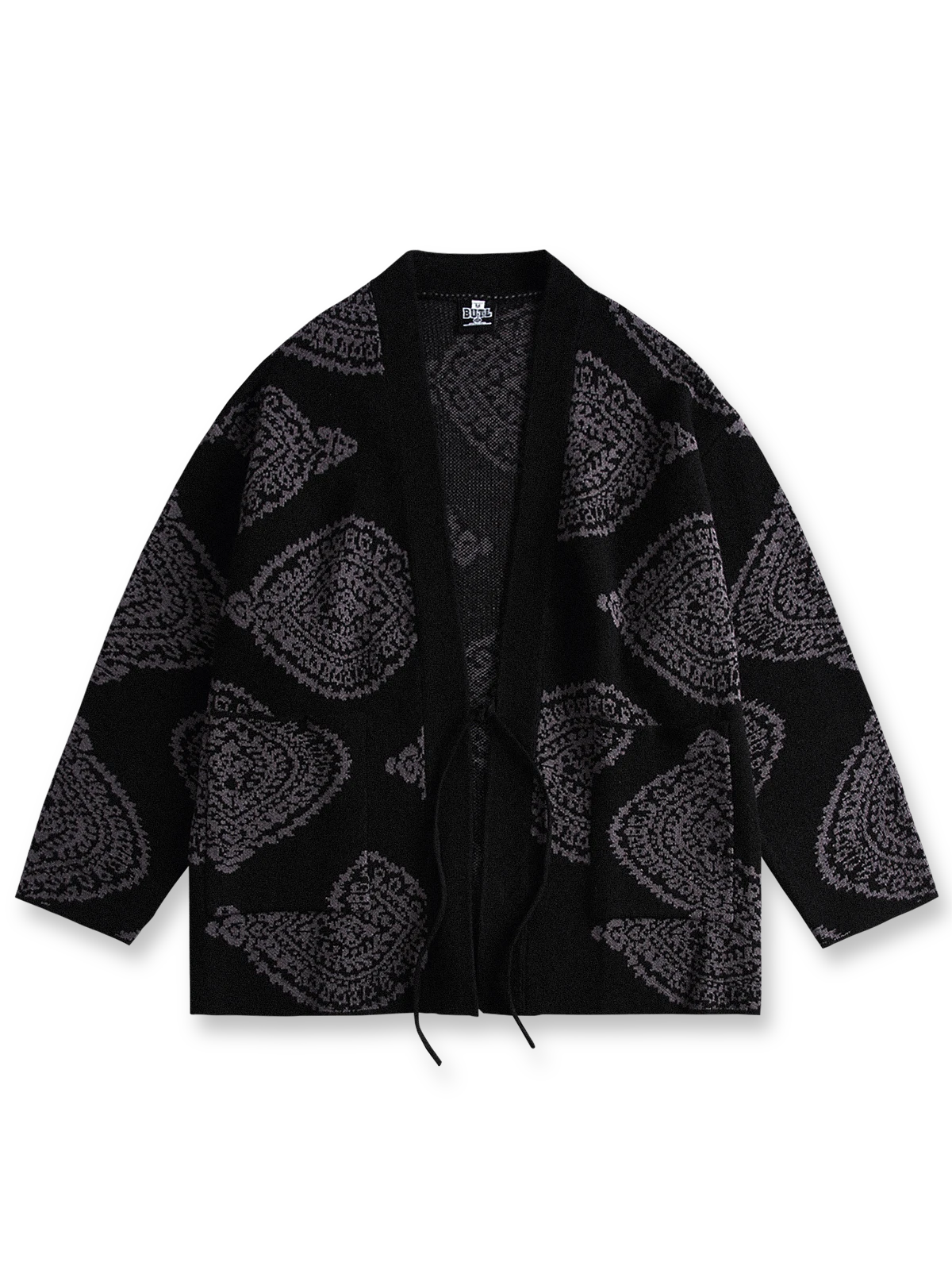 製品画像
カシュクール柄ジャカードデザインを取り入れたニットはんてん。民族的な雰囲気とレトロな要素を融合させたVネックデザインが特徴。高品質なニット素材で柔らかな触感と優れた保温性を提供します。
詳細画像
カシュクール柄ジャカード模様がデザインの中心で、現代的なファッション性と民族的な魅力を兼ね備えたニットはんてん。Vネックと紐デザインがスタイルを引き立て、秋冬シーズンにぴったりのアイテム。