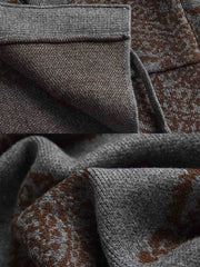 製品画像
カシュクール柄ジャカードデザインを取り入れたニットはんてん。民族的な雰囲気とレトロな要素を融合させたVネックデザインが特徴。高品質なニット素材で柔らかな触感と優れた保温性を提供します。
詳細画像
カシュクール柄ジャカード模様がデザインの中心で、現代的なファッション性と民族的な魅力を兼ね備えたニットはんてん。Vネックと紐デザインがスタイルを引き立て、秋冬シーズンにぴったりのアイテム。