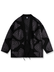 製品画像
カシュクール柄ジャカードデザインを取り入れたニットはんてん。民族的な雰囲気とレトロな要素を融合させたVネックデザインが特徴。高品質なニット素材で柔らかな触感と優れた保温性を提供します。
詳細画像
カシュクール柄ジャカード模様がデザインの中心で、現代的なファッション性と民族的な魅力を兼ね備えたニットはんてん。Vネックと紐デザインがスタイルを引き立て、秋冬シーズンにぴったりのアイテム。