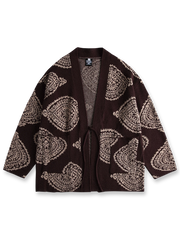 製品画像
カシュクール柄ジャカードデザインを取り入れたニットはんてん。民族的な雰囲気とレトロな要素を融合させたVネックデザインが特徴。高品質なニット素材で柔らかな触感と優れた保温性を提供します。
詳細画像
カシュクール柄ジャカード模様がデザインの中心で、現代的なファッション性と民族的な魅力を兼ね備えたニットはんてん。Vネックと紐デザインがスタイルを引き立て、秋冬シーズンにぴったりのアイテム。