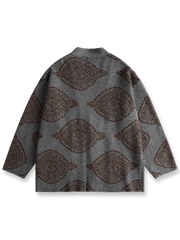 製品画像
カシュクール柄ジャカードデザインを取り入れたニットはんてん。民族的な雰囲気とレトロな要素を融合させたVネックデザインが特徴。高品質なニット素材で柔らかな触感と優れた保温性を提供します。
詳細画像
カシュクール柄ジャカード模様がデザインの中心で、現代的なファッション性と民族的な魅力を兼ね備えたニットはんてん。Vネックと紐デザインがスタイルを引き立て、秋冬シーズンにぴったりのアイテム。