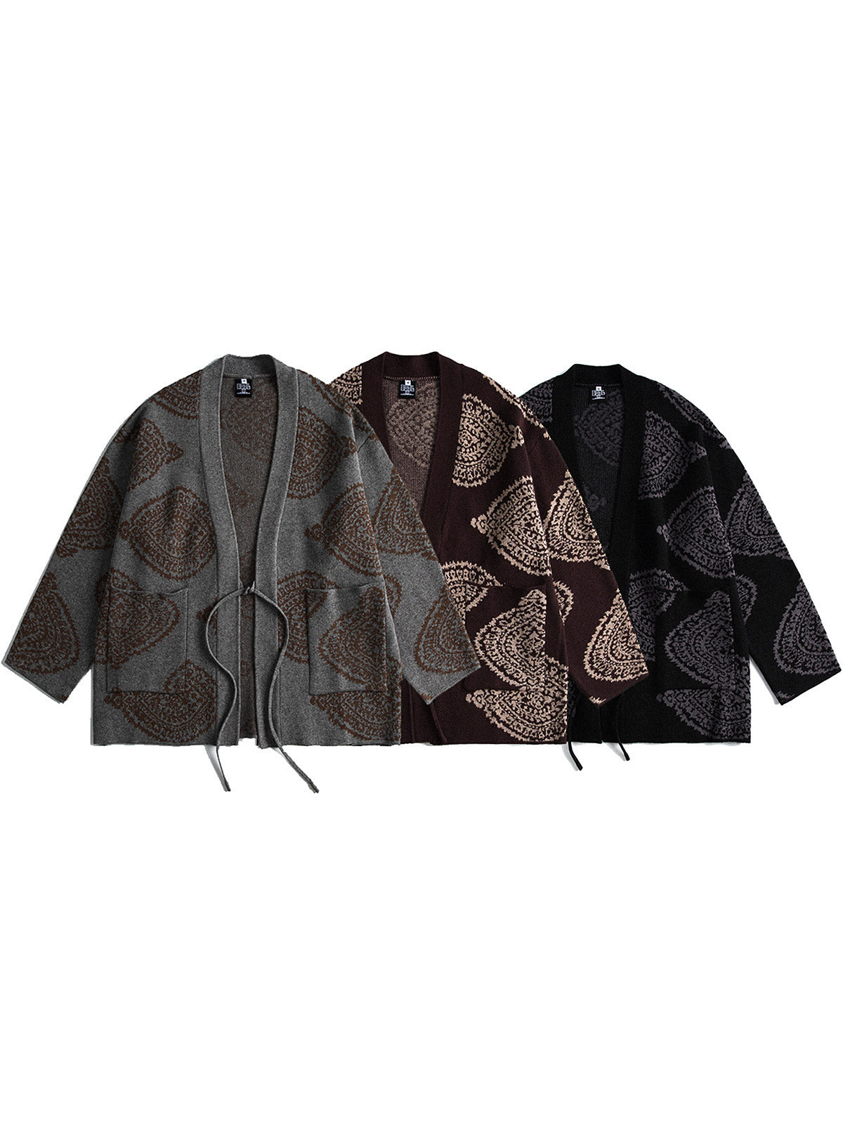 製品画像
カシュクール柄ジャカードデザインを取り入れたニットはんてん。民族的な雰囲気とレトロな要素を融合させたVネックデザインが特徴。高品質なニット素材で柔らかな触感と優れた保温性を提供します。
詳細画像
カシュクール柄ジャカード模様がデザインの中心で、現代的なファッション性と民族的な魅力を兼ね備えたニットはんてん。Vネックと紐デザインがスタイルを引き立て、秋冬シーズンにぴったりのアイテム。