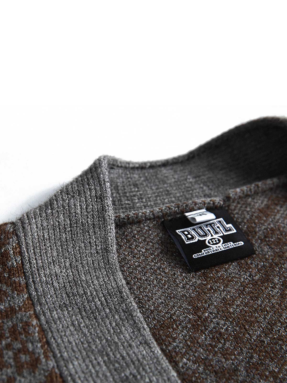 製品画像
カシュクール柄ジャカードデザインを取り入れたニットはんてん。民族的な雰囲気とレトロな要素を融合させたVネックデザインが特徴。高品質なニット素材で柔らかな触感と優れた保温性を提供します。
詳細画像
カシュクール柄ジャカード模様がデザインの中心で、現代的なファッション性と民族的な魅力を兼ね備えたニットはんてん。Vネックと紐デザインがスタイルを引き立て、秋冬シーズンにぴったりのアイテム。