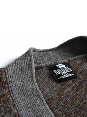 製品画像
カシュクール柄ジャカードデザインを取り入れたニットはんてん。民族的な雰囲気とレトロな要素を融合させたVネックデザインが特徴。高品質なニット素材で柔らかな触感と優れた保温性を提供します。
詳細画像
カシュクール柄ジャカード模様がデザインの中心で、現代的なファッション性と民族的な魅力を兼ね備えたニットはんてん。Vネックと紐デザインがスタイルを引き立て、秋冬シーズンにぴったりのアイテム。