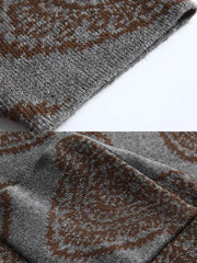 製品画像
カシュクール柄ジャカードデザインを取り入れたニットはんてん。民族的な雰囲気とレトロな要素を融合させたVネックデザインが特徴。高品質なニット素材で柔らかな触感と優れた保温性を提供します。
詳細画像
カシュクール柄ジャカード模様がデザインの中心で、現代的なファッション性と民族的な魅力を兼ね備えたニットはんてん。Vネックと紐デザインがスタイルを引き立て、秋冬シーズンにぴったりのアイテム。