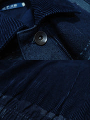 パッチワークコーデュロイワイドショルダーベストの精緻なテクスチャとパッチワークディテールのクローズアップ。