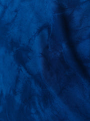 氷紋絞り染めTシャツのクローズアップ、個々の染め模様が繊細なアートワークを展示。