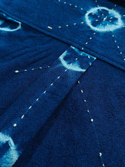 手作業で施されたドットタイダイと刺繍の詳細が映えるキューバカラーシャツ。