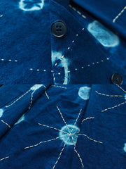 手作業で施されたドットタイダイと刺繍の詳細が映えるキューバカラーシャツ。