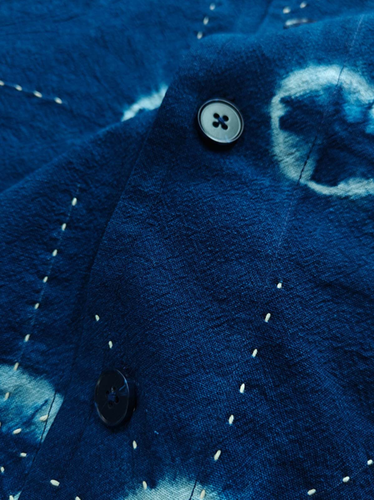 手作業で施されたドットタイダイと刺繍の詳細が映えるキューバカラーシャツ。