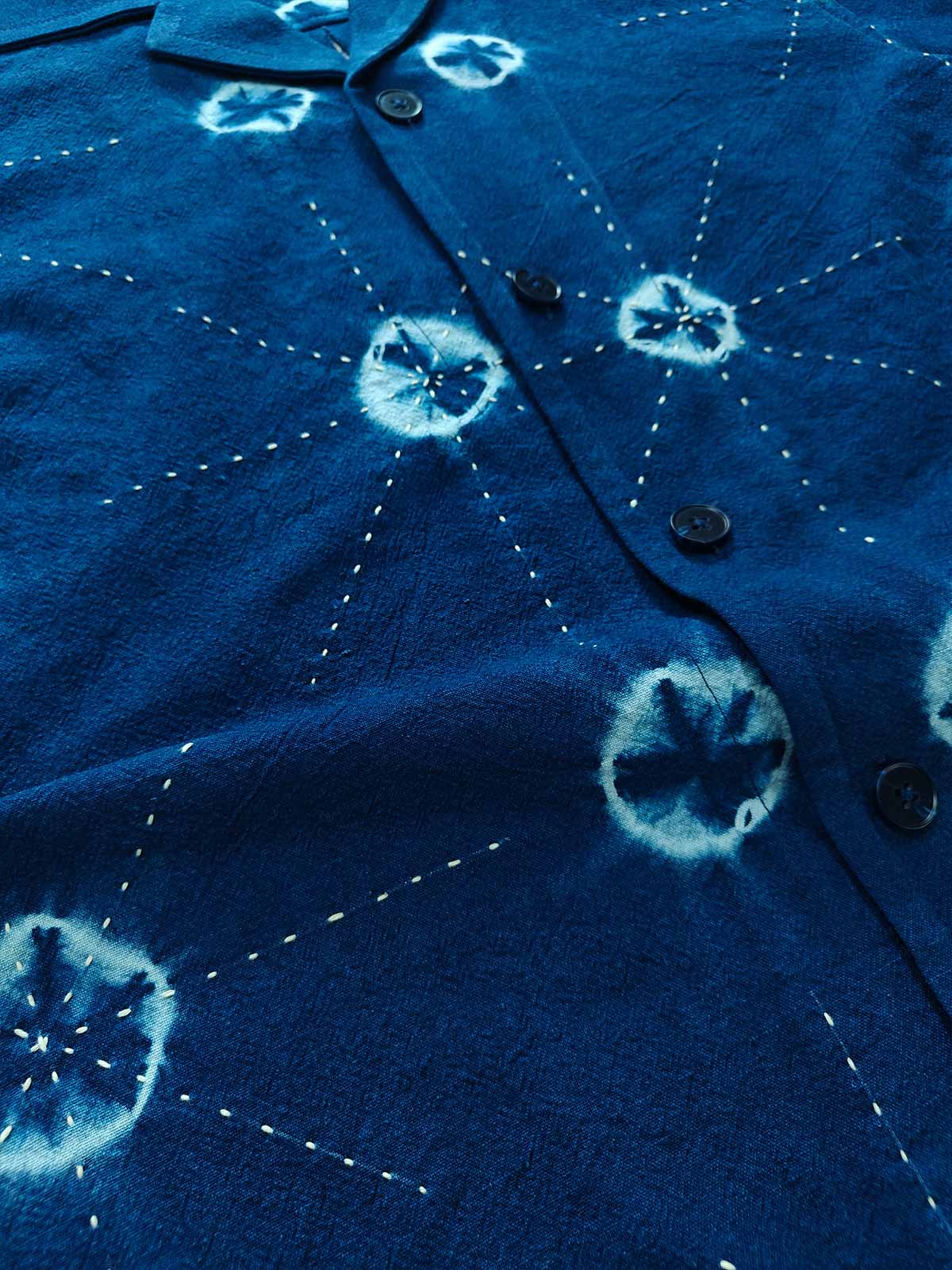 手作業で施されたドットタイダイと刺繍の詳細が映えるキューバカラーシャツ。