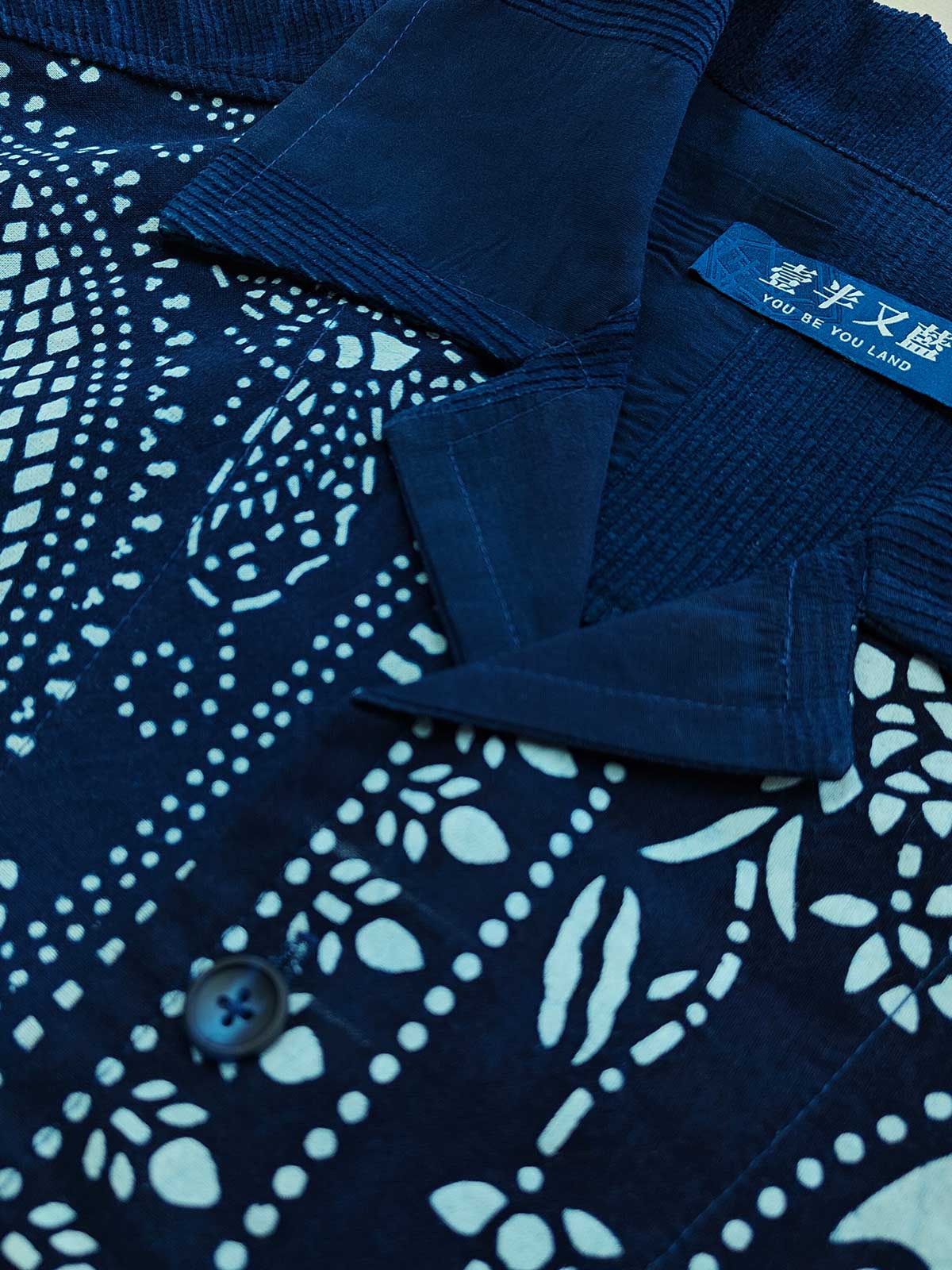 蝋染技術で施された詳細なパターンのクローズアップ。