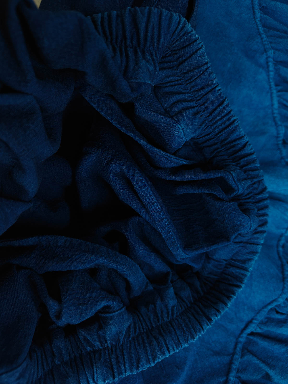 グラデーション染めとプリーツのディテール