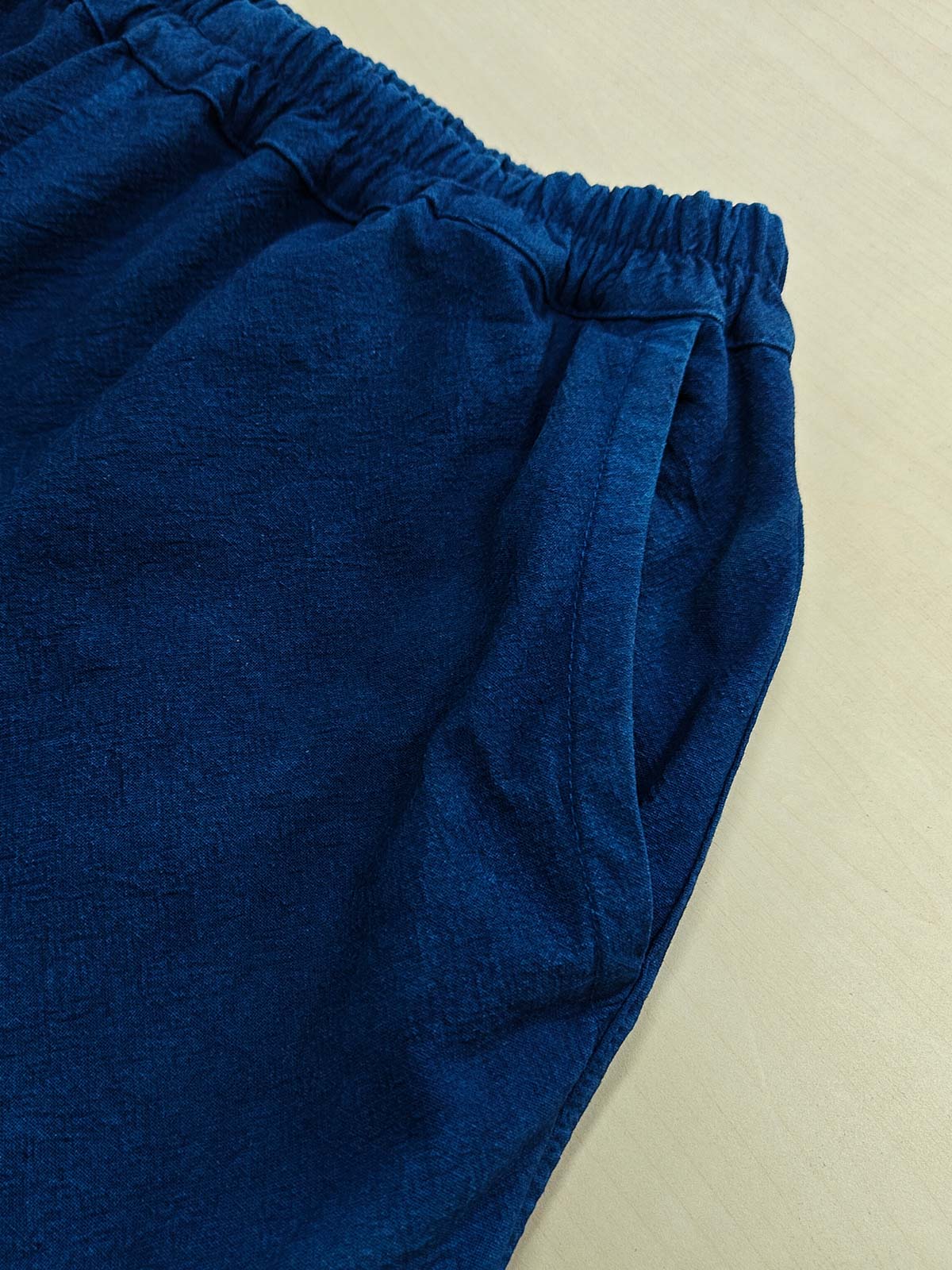 グラデーション染めとプリーツのディテール