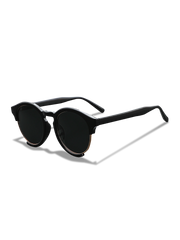 サングラスのキーホールブリッジと7バレルヒンジ構造のクローズアップ