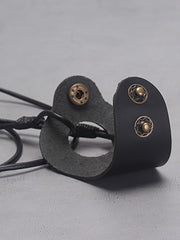 メガネホルダーポーチのダブルバックル調節ディテール特写