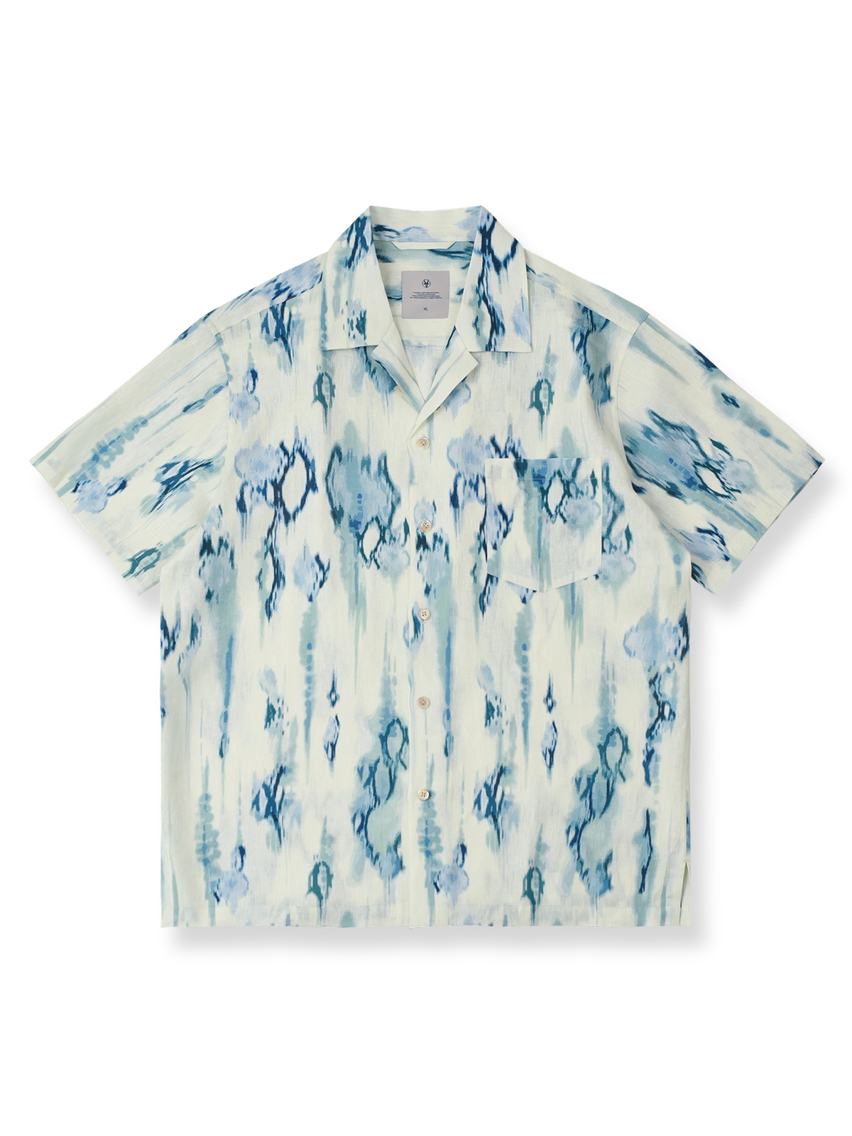 ブルーの水彩タイダイプリントが涼感を与えるリネン半袖シャツ。