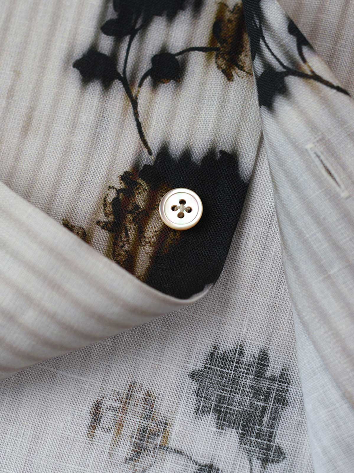 シャツのブラック&ホワイトの花柄プリントとボタンのディテール