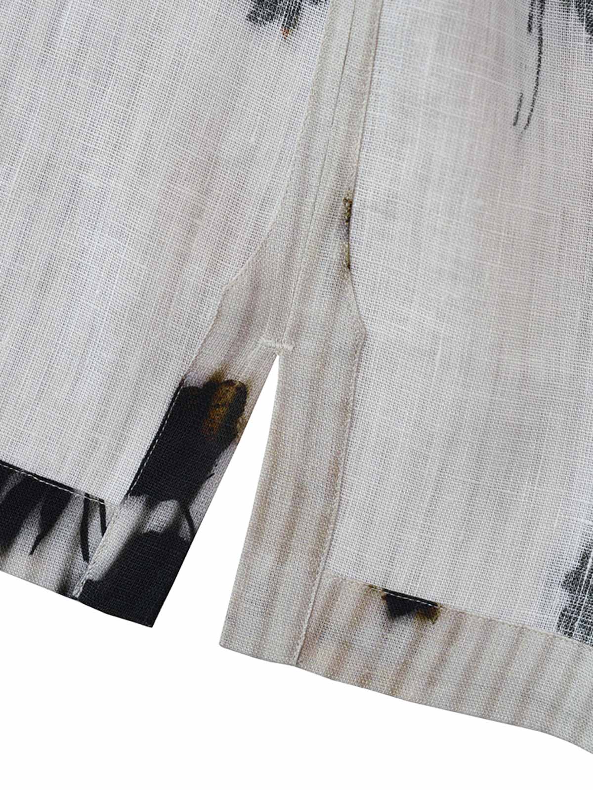 シャツのブラック&ホワイトの花柄プリントとボタンのディテール