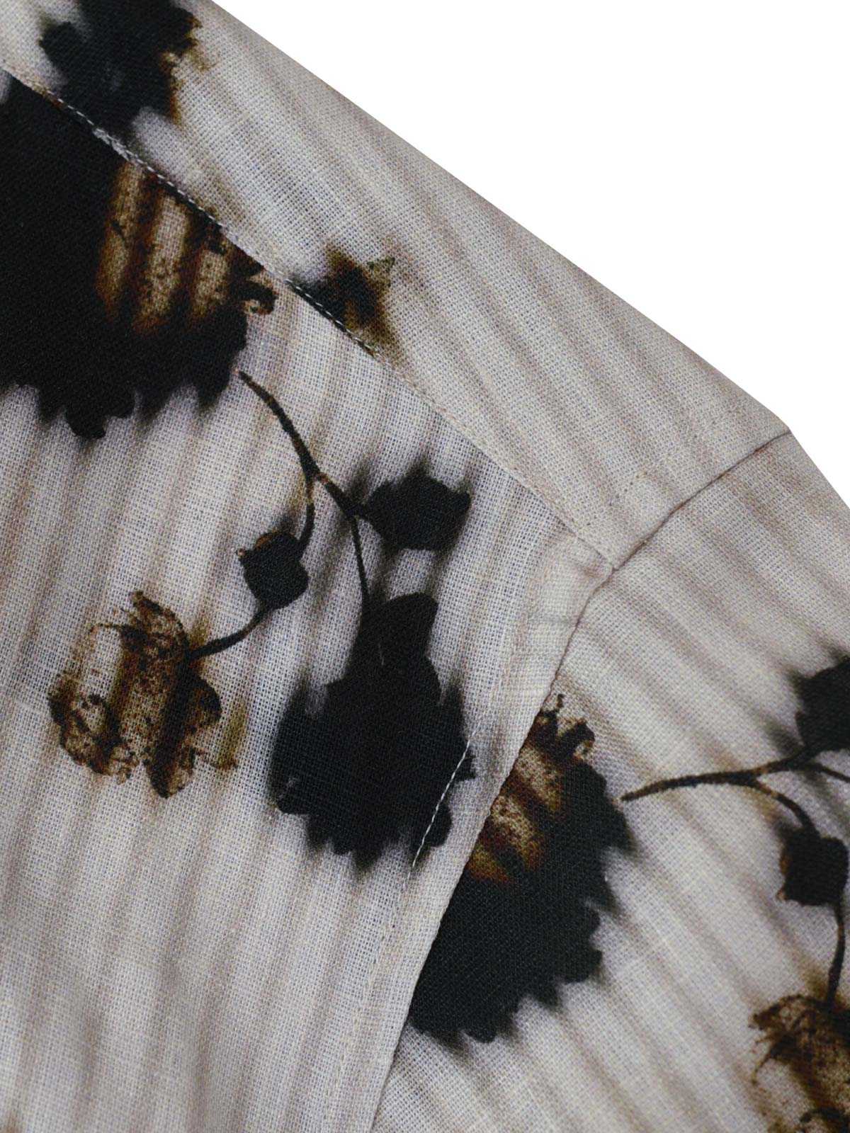 シャツのブラック&ホワイトの花柄プリントとボタンのディテール