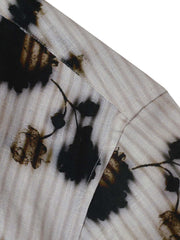 シャツのブラック&ホワイトの花柄プリントとボタンのディテール