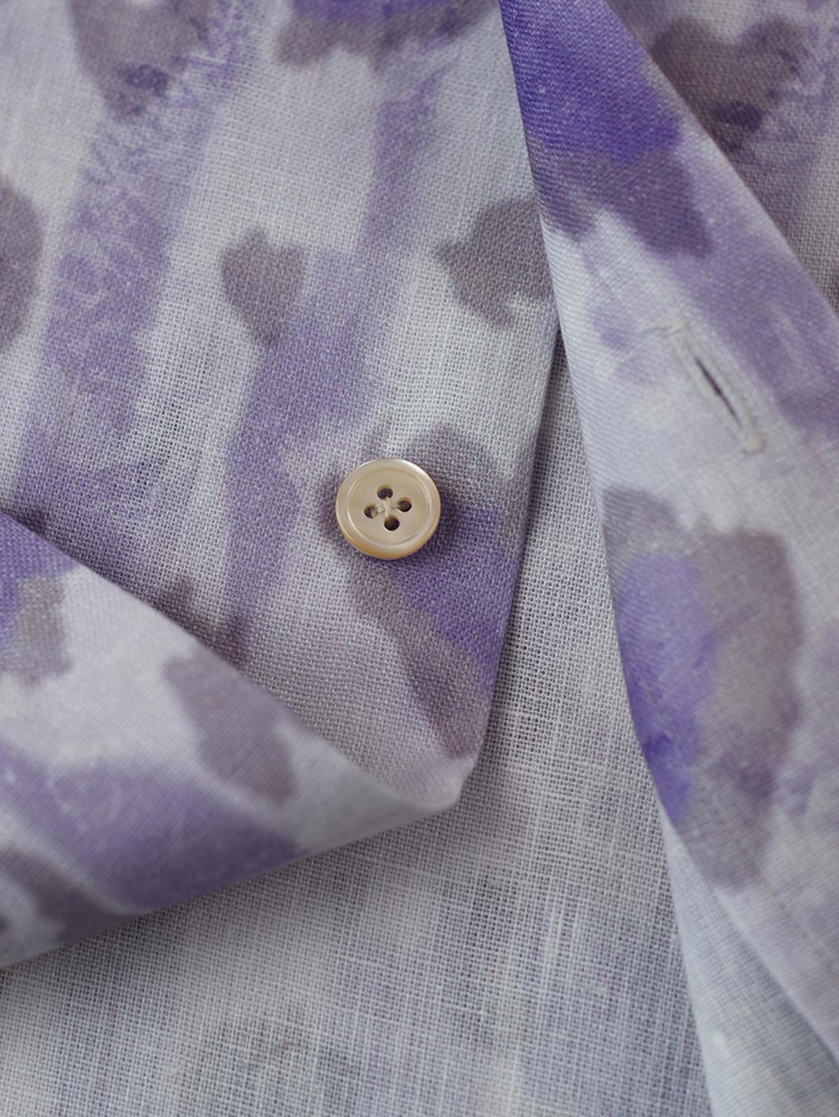 シャツのパープルペタルグラデーションプリントとボタンのディテール