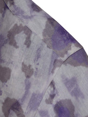 シャツのパープルペタルグラデーションプリントとボタンのディテール