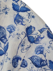 シャツの花柄と蝶の水彩プリントとココナッツボタンのディテール