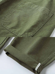 製品画像: ヴィンテージデニムパッチワークカーゴパンツ全体展示図、シンプルでスタイリッシュなデザイン、タフなカーゴパンツのディテールが特徴
詳細画像: デニムパッチワークと縫い目のクローズアップ、カーゴパンツ特有の機能的なディテールとソフトな素材感を強調