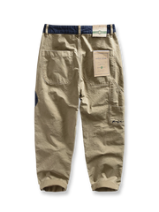 製品画像: ヴィンテージデニムパッチワークカーゴパンツ全体展示図、シンプルでスタイリッシュなデザイン、タフなカーゴパンツのディテールが特徴
詳細画像: デニムパッチワークと縫い目のクローズアップ、カーゴパンツ特有の機能的なディテールとソフトな素材感を強調