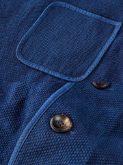 剣道刺し子の風合いと水牛ボタンのクローズアップ